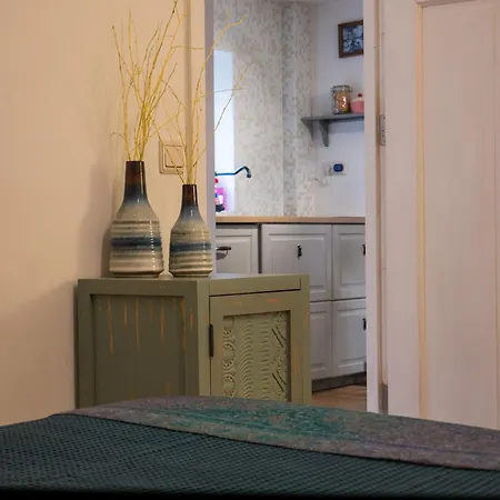 Garden Apartment, Apartman *