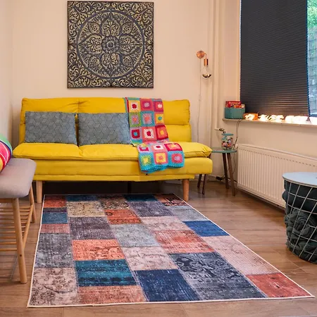 Garden Apartment, Apartman